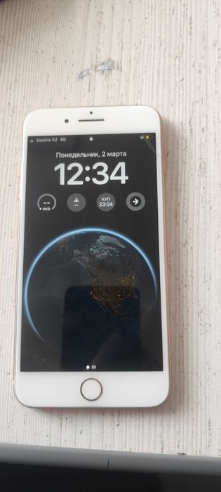 Продам айфон 8+ .