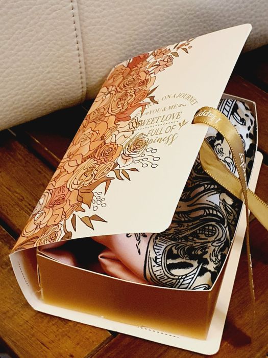 Eșarfă pink satinată elegantă 70x70 | Box Ready to Gift | Cadou sigur