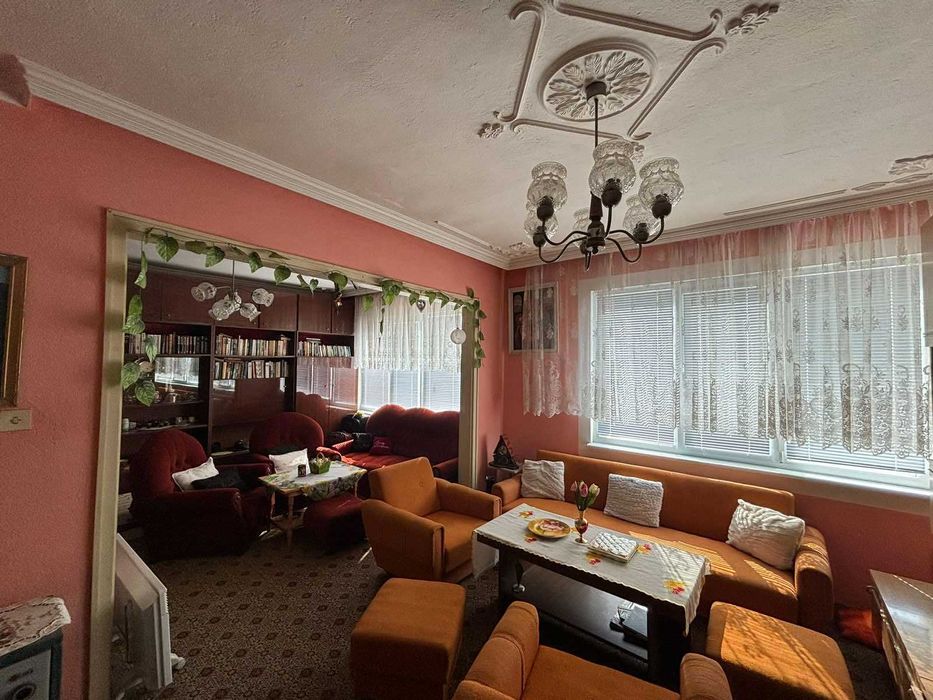 ЕТАЖ от КЪЩА с РЗП 120 кв.м, двор 150 кв.м, град Карлово