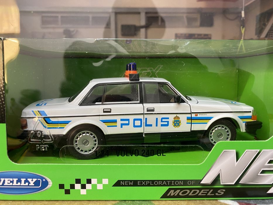 WELLY VOLVO 240 GL POLITIA SUEDIA machetă auto scara 1:24 (18cm)