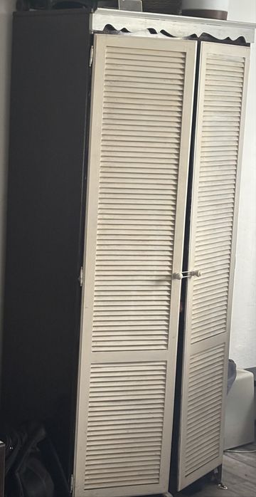 Dulap inalt cu usi tip jaluzea