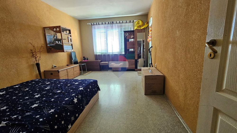 Тристаен панелен апартамент, кв. Вл. Варненчик, РН