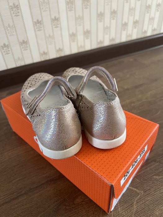 Продам босоножки на девочку