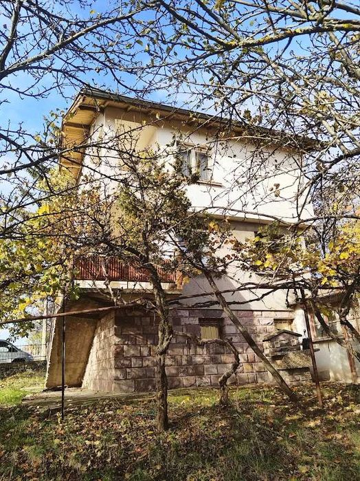 Масивна къща в село Балша