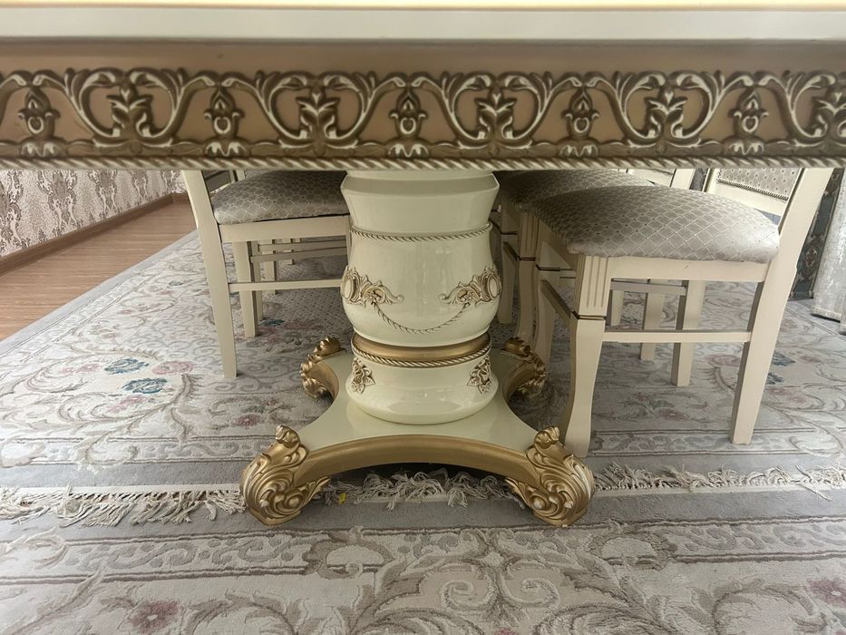 Стол со стульями