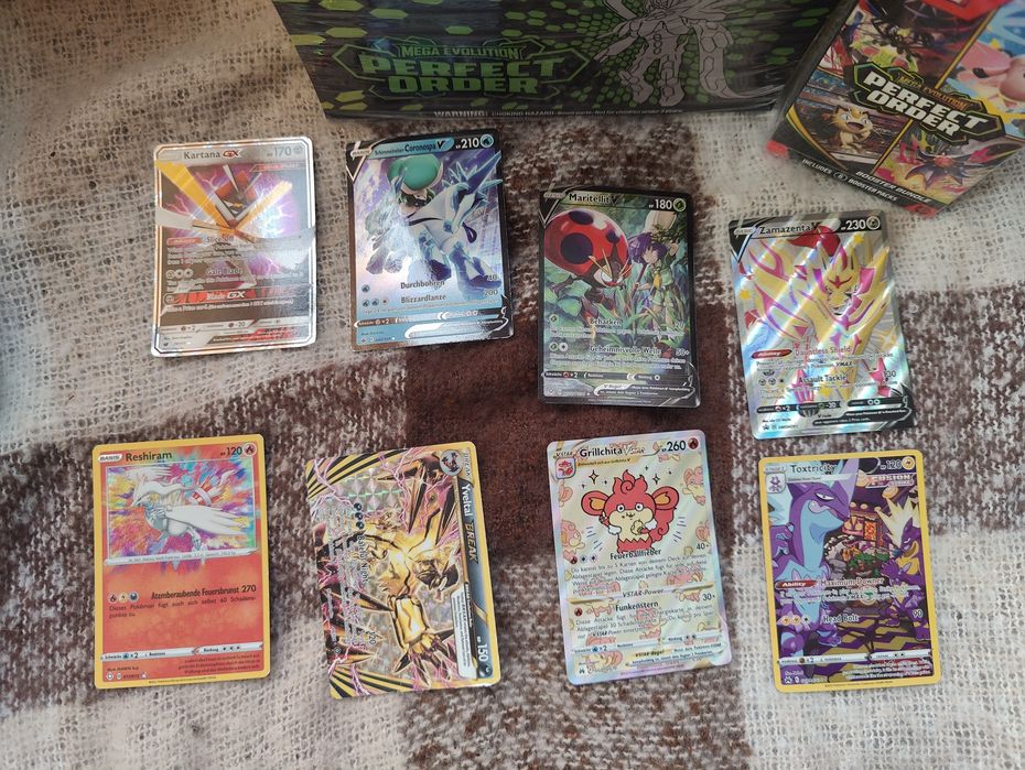 Pokemon TCG карти ETB и Booster Bundle комплект