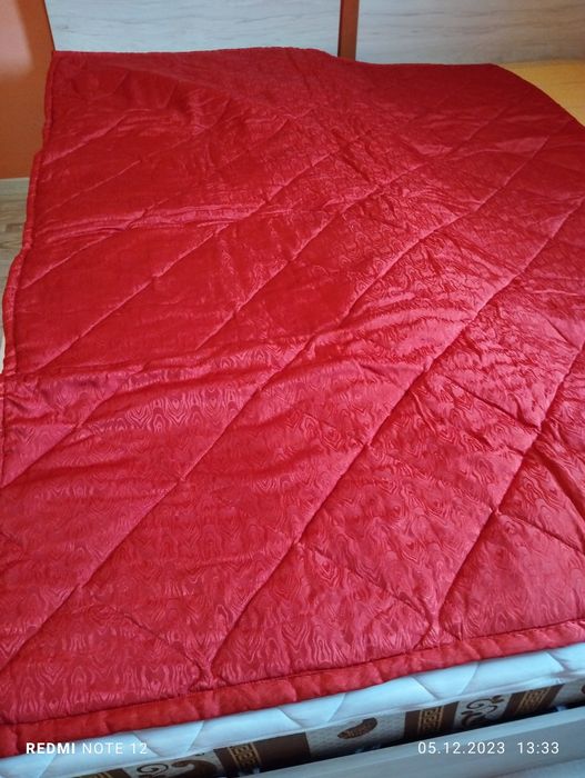 Продавам чисто нова,зимна,двулицева,капитонирана завивка.