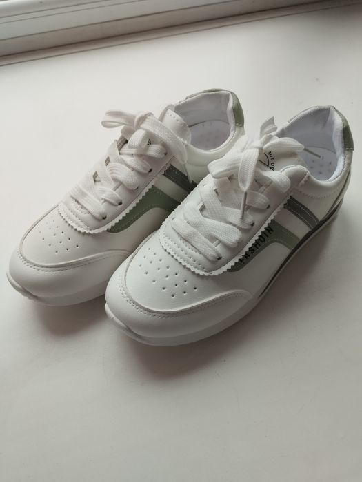 Продам кроссовки 37 размер