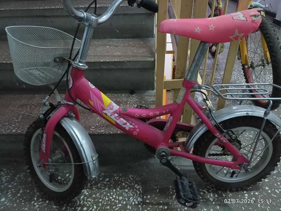 Vand 2 biciclete copii 3-6 ani cea mica si 6-10 ani cea mare.