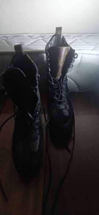 Lui Vuitton Laureate Desert Boot).