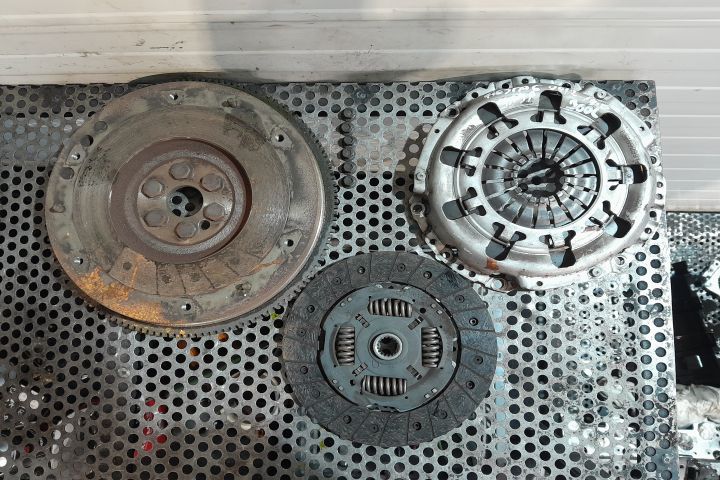 KIT AMBREIAJ  637592991 637592991 Ford Fiesta a 6-a generatie