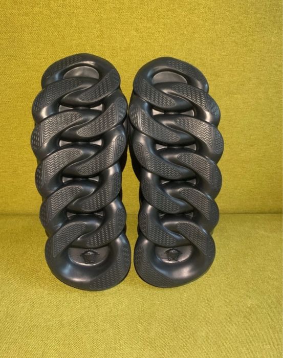 Versace chain reaction