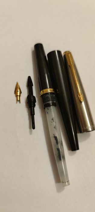 Stilou Parker penita aur 14K