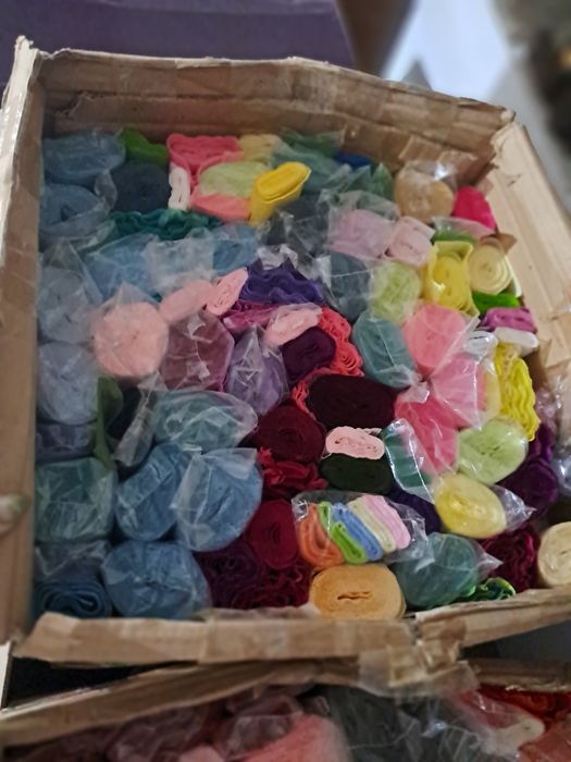 Vand   hârtie creponată  specialâ pentru flori de hârtie.