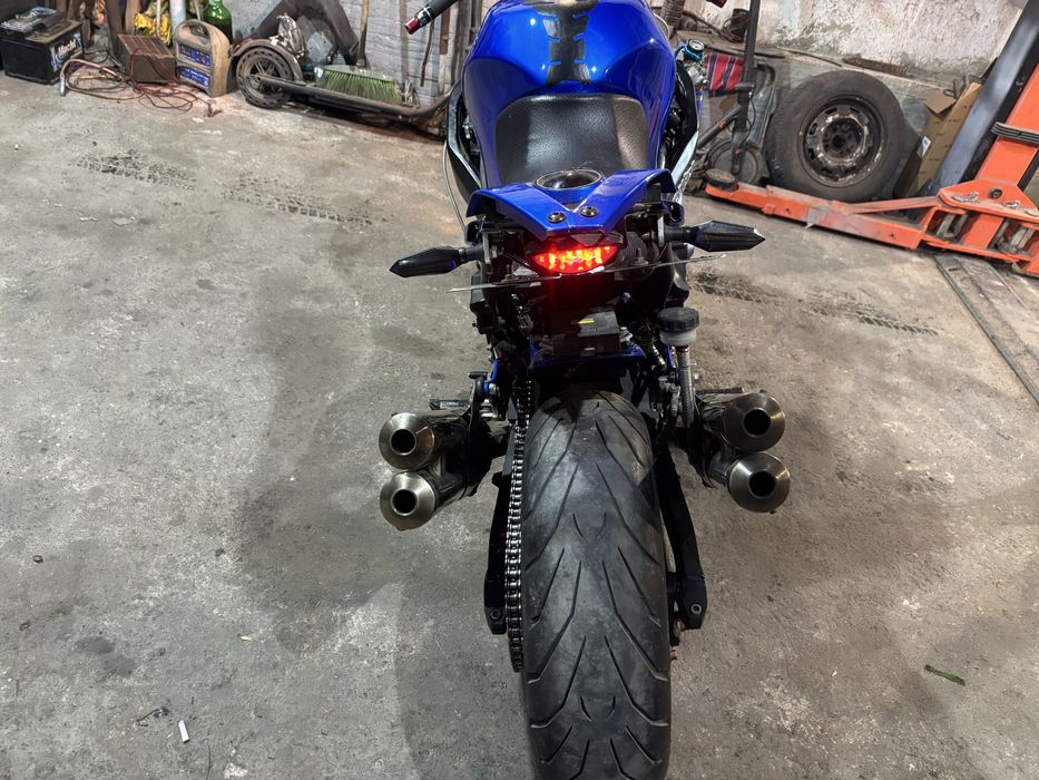 Kawasaki zx1100 мотора е със изцяло променена визизя