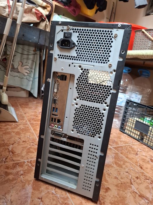 Продавам компютър.Цял и на части!