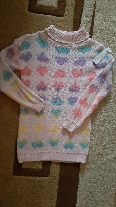 Pulover roz cu inimioare ,nou cu eticheta.