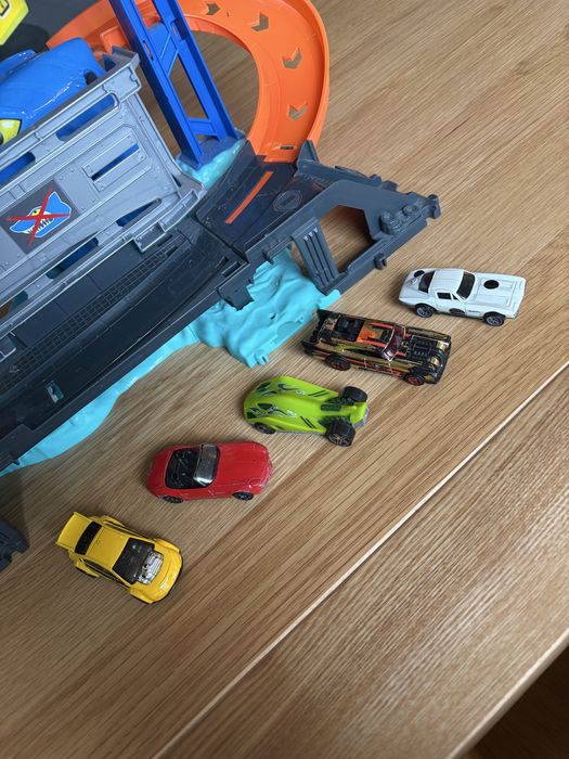 Hot Wheels Attacking Shark Escape Playset