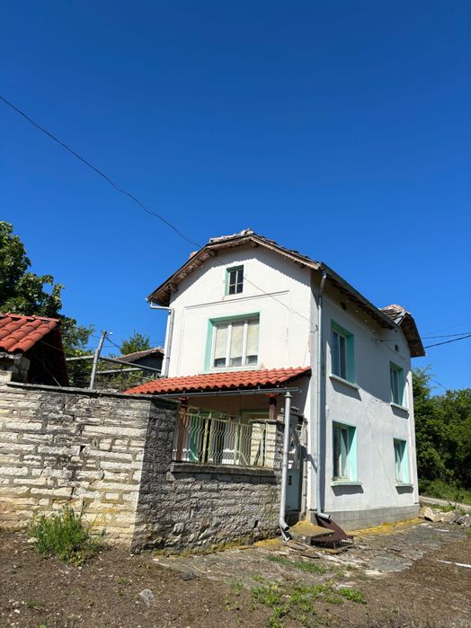 Двуетажна къща в село Драгана.