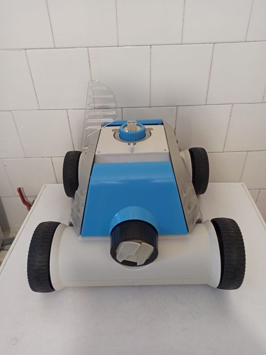 Robot electric fără fir pentru curățarea piscinei Bestway Thetys.