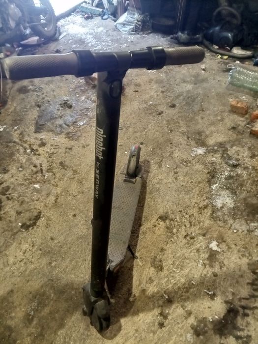 Самокат нинебот на активном ходу