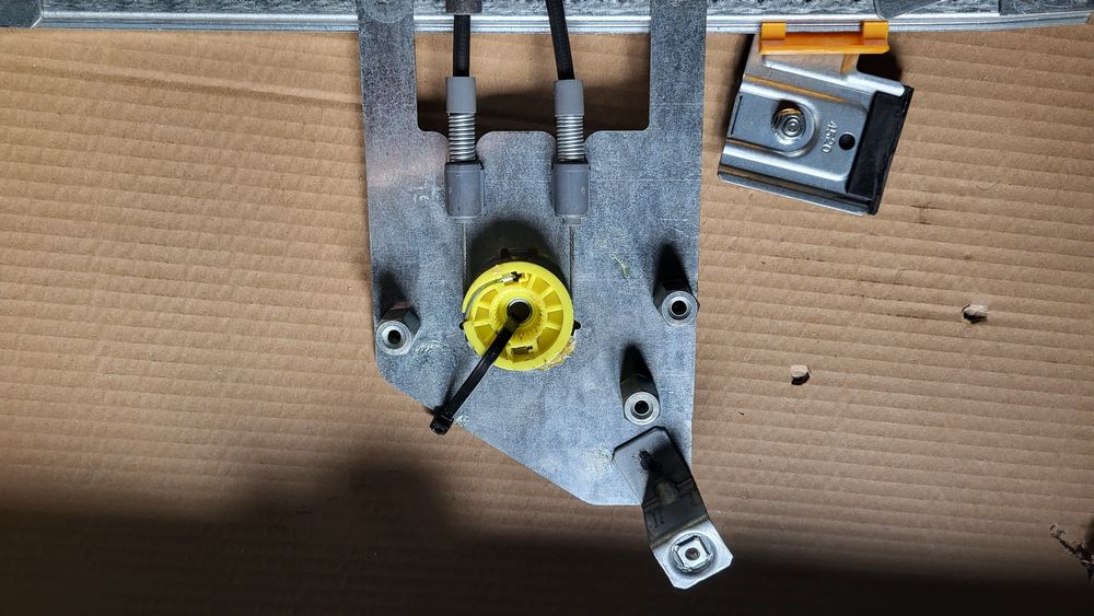 Macara geam față stânga.