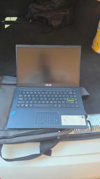 Vând laptop ASUS E410MA, în stare foarte bună, folosit ocazional.