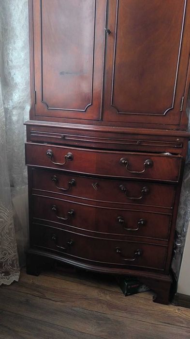 Махагонов бар шкаф