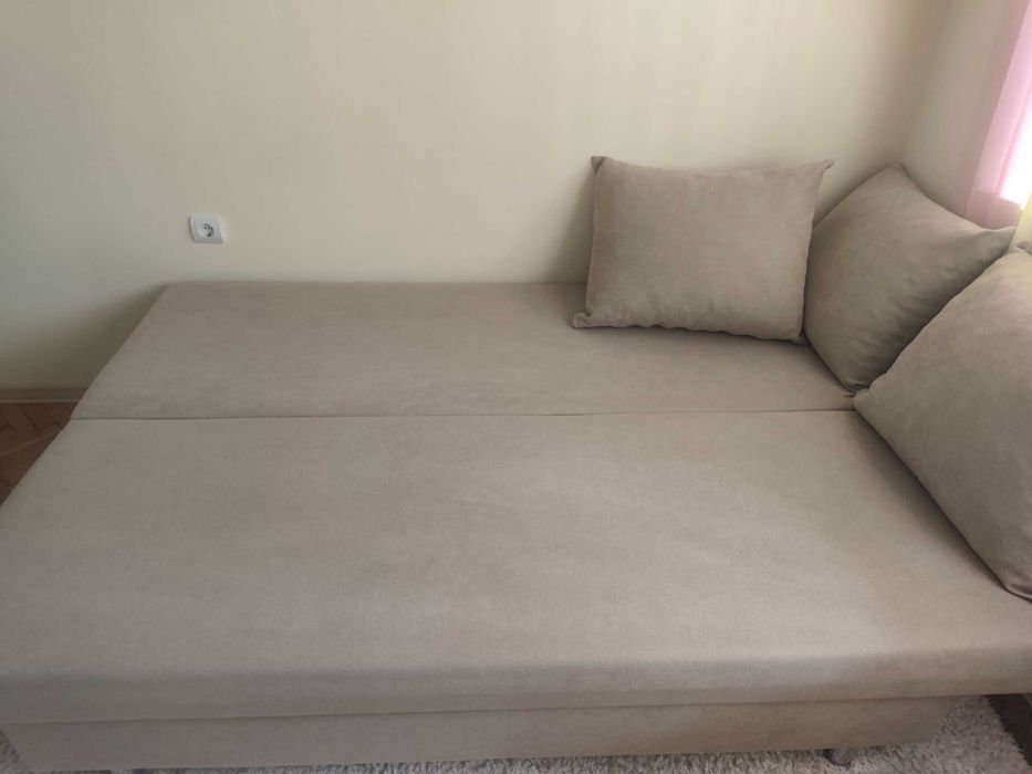 Много запазен Диван