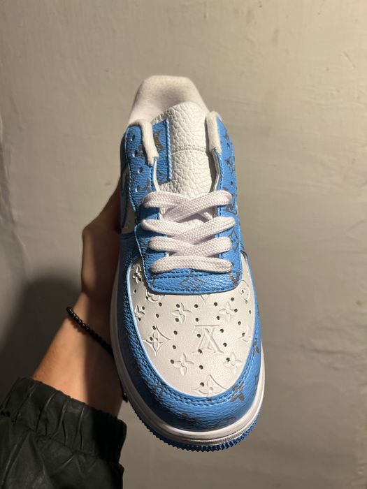 Noi, nepurtați
 Mai multe mărimi disponibile