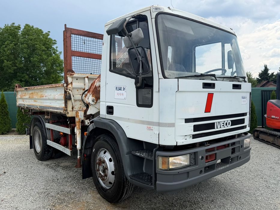 Camion basculabil cu macara