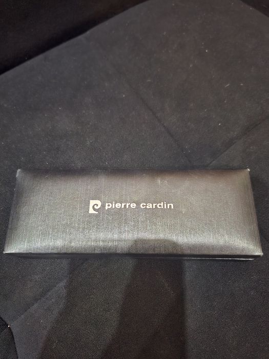 Продавам елегантна маркова химикалка Pierre Cardin, която е перфектна както за лична употреба, така и за изискан подарък.