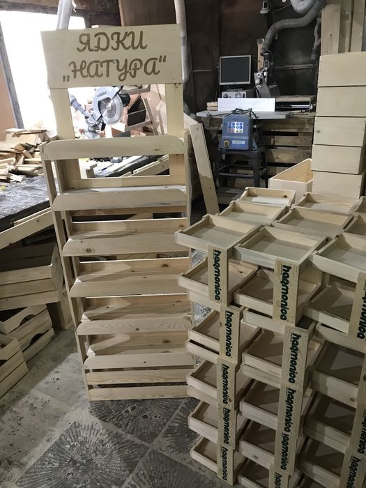 Дървени стелажи за заведения и магазини