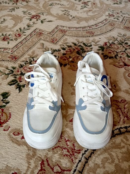 Женские кроссовки