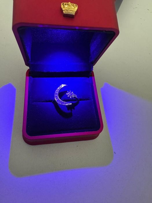 Кулон в форме сердца и кольцо в виде полумесяца