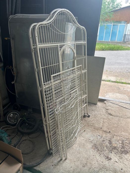 Пролается клетка для птиц