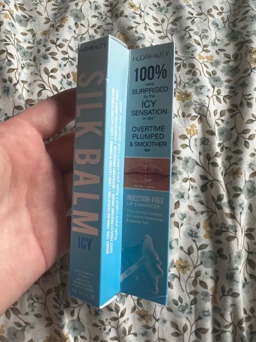Luciu nou de buze cu efect de mărire Huda Beauty