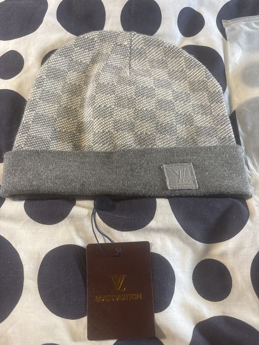 Căciulă Louis Vuitton Damier - Gri/Alb (Purtată o singură dată)