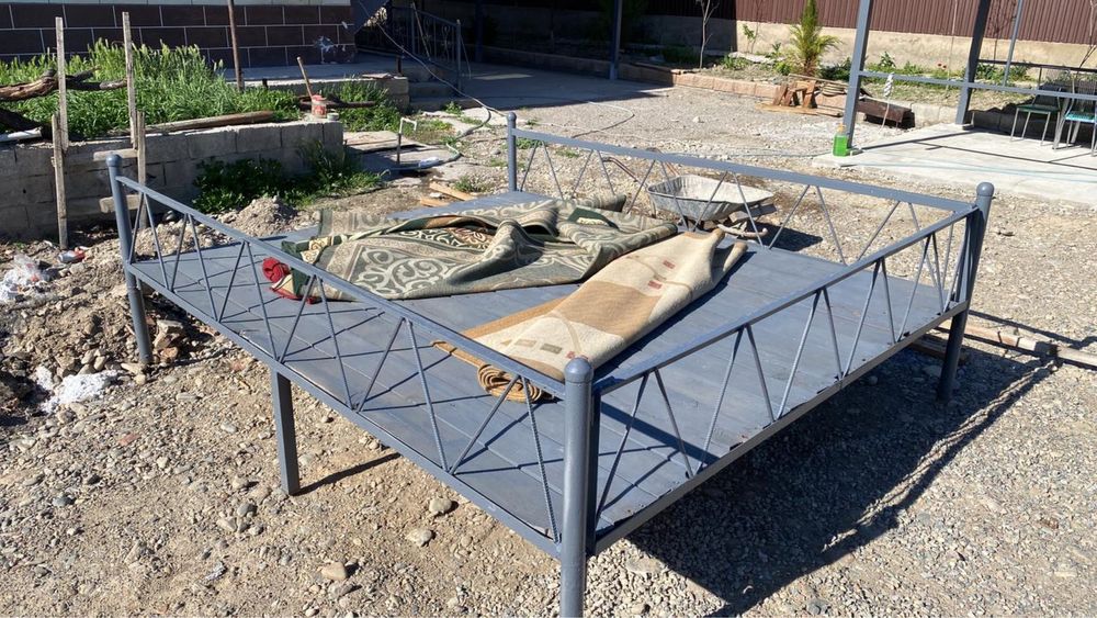 Тапчан - топчан железный.