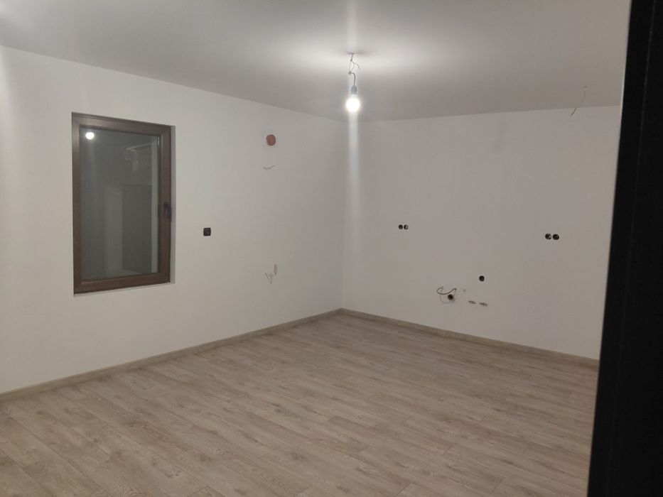 Къща с двор и гараж