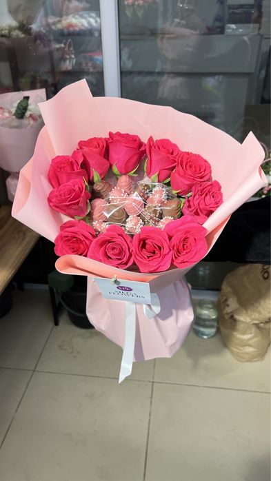 Клубника в шоколаде с цветами