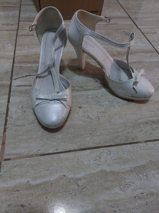 Pantofi albi perlati
