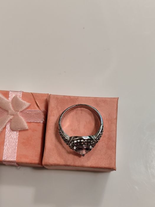 Златни пръстени 18к злато със сапфир Нови