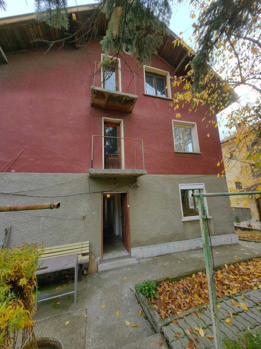 Продавам двуетажна къща в гр. Перник кв. Ралица