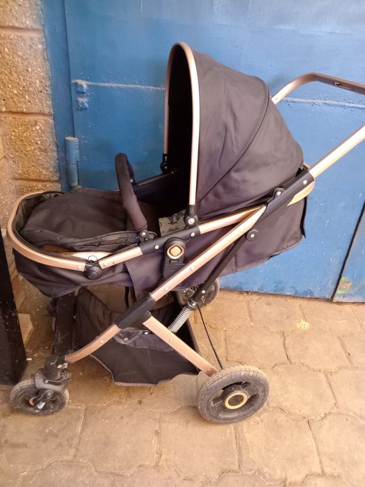 Детская коляска в очень хорошем состоянии колеса отличные