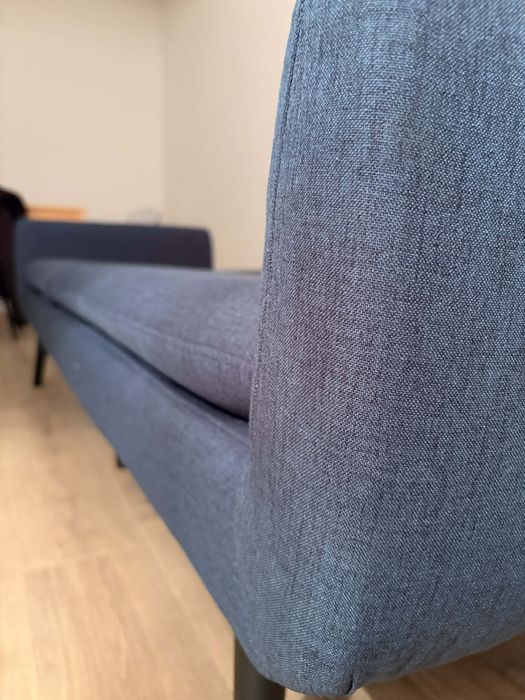 Canapea albastru bleubarin