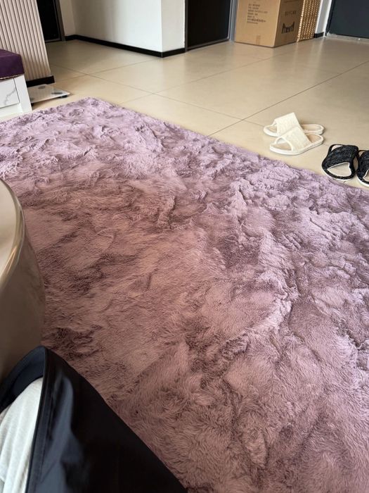 Ковер розовый меховой