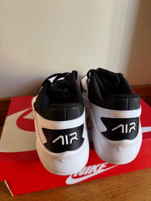 Маратонки NIKE AIR MAX BOLT черно с бяло .
