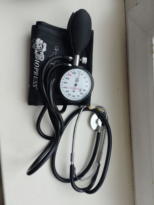 Тонометр и стетоскоп