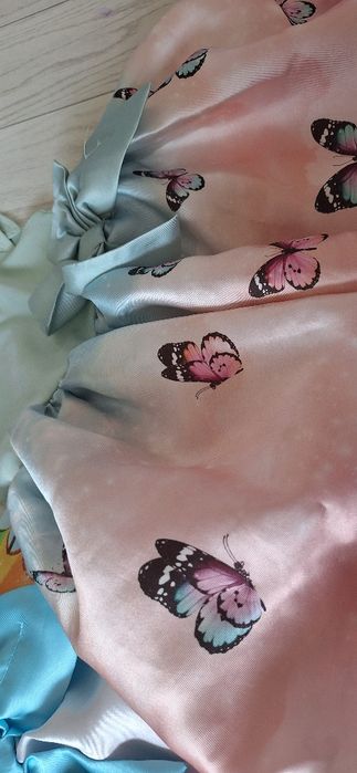 Rochita 98-104 cu fluturasi- stare foarte buna (